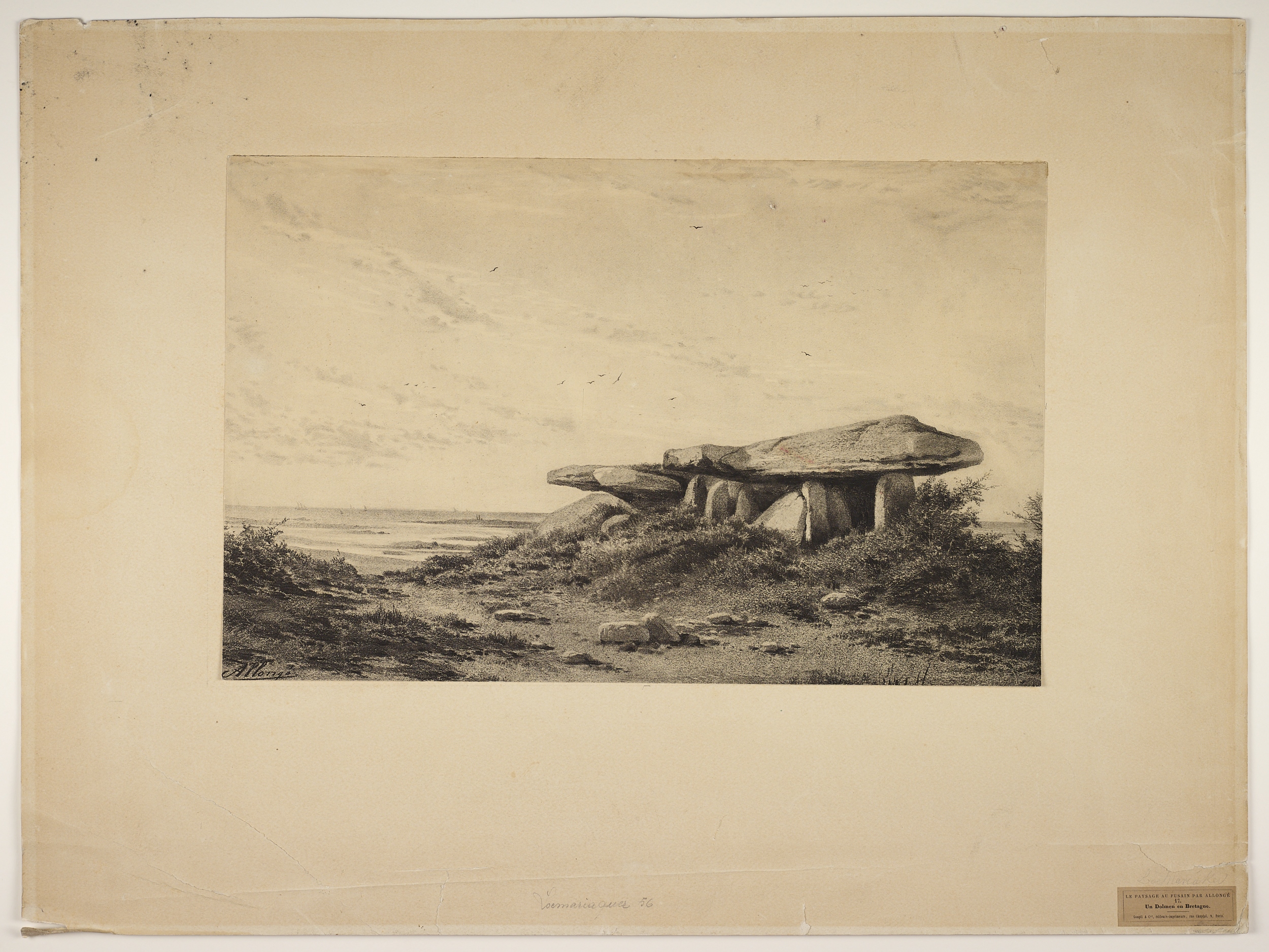 Lire la suite à propos de l’article Trésors de nos musées (12) : les « Pierres Plates » à Locmariaquer, dessin au fusain anonyme d&rsquo;après une héliogravure d&rsquo;Auguste Allongé.